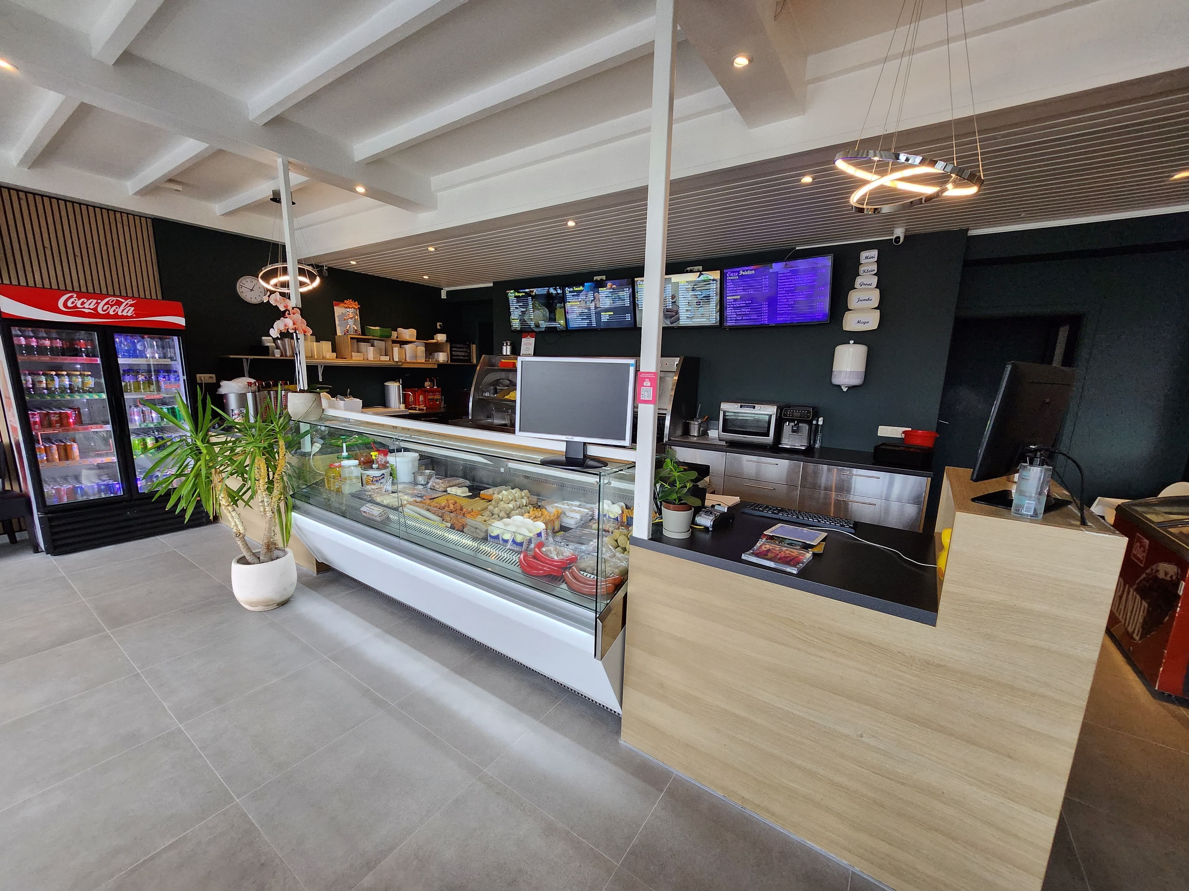 Het echte interieur van Frituur CM, met de toonbank en menuborden